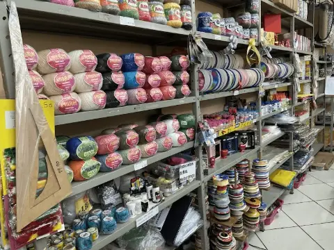 Lãs, fitas e aviamentos coloridos da Scritta