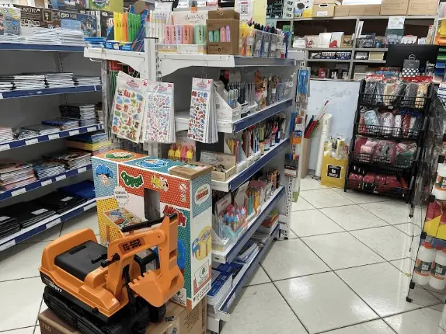 Seção de material escolar da Scritta Papelaria com cadernos, lápis de cor e canetas